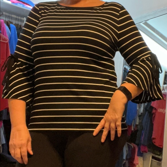 White House Black Market size L black and white bell sleeves with tie - Picture 5 of 5